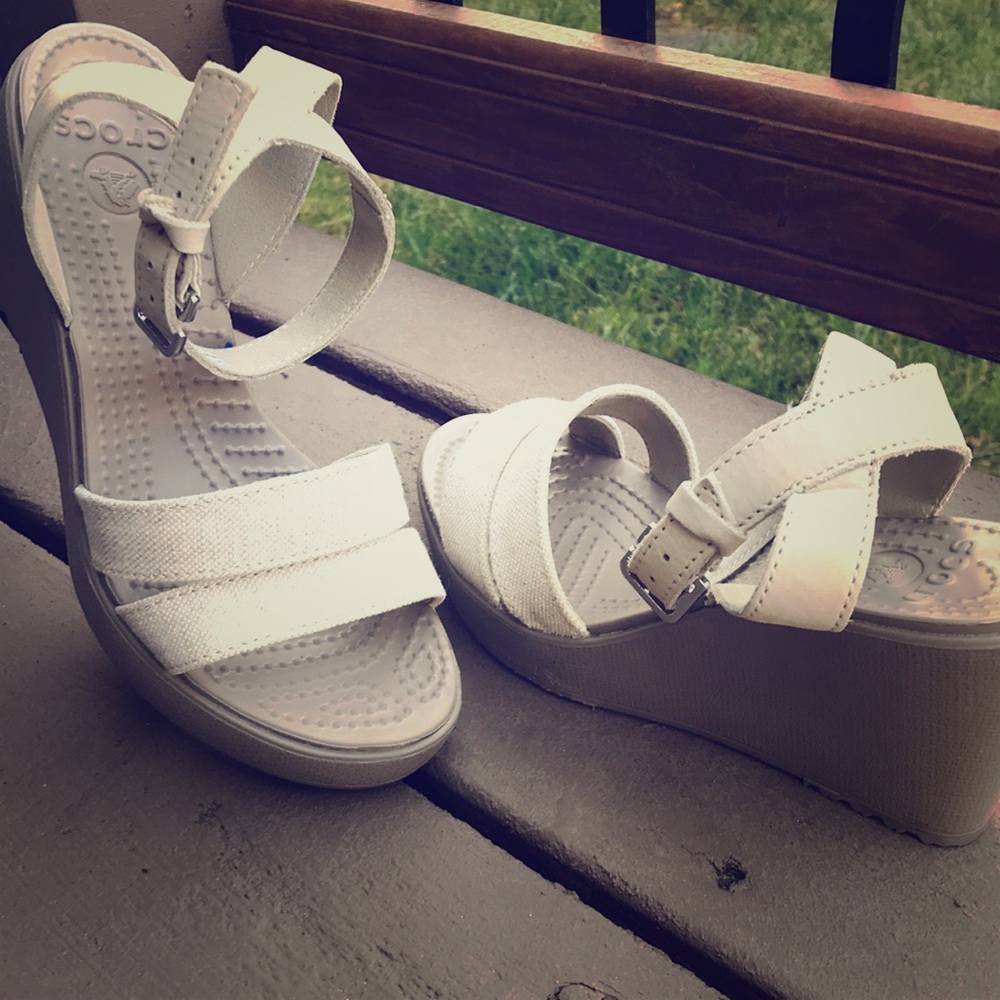⭐️CROCS⭐️ women’s NWOT, sz.5 canvas straps